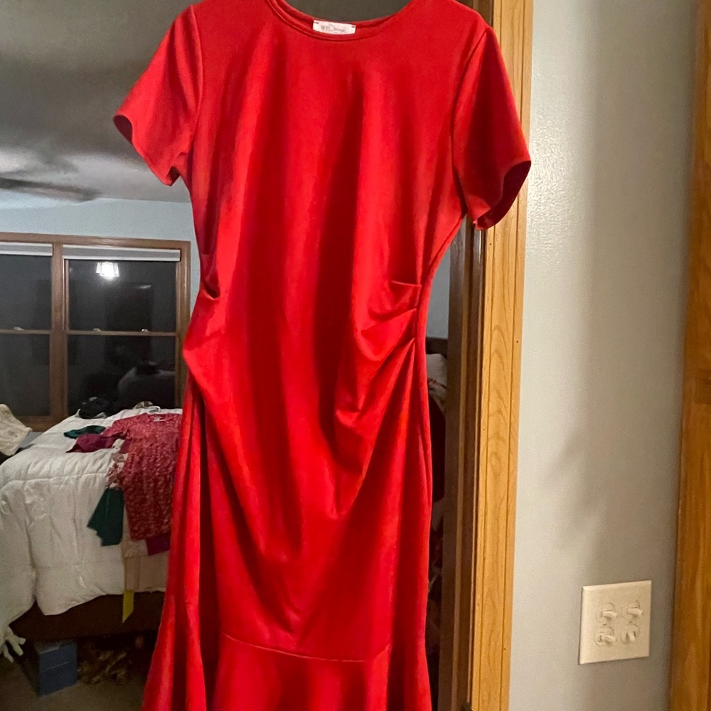 Chic Scarlet Midi Dress